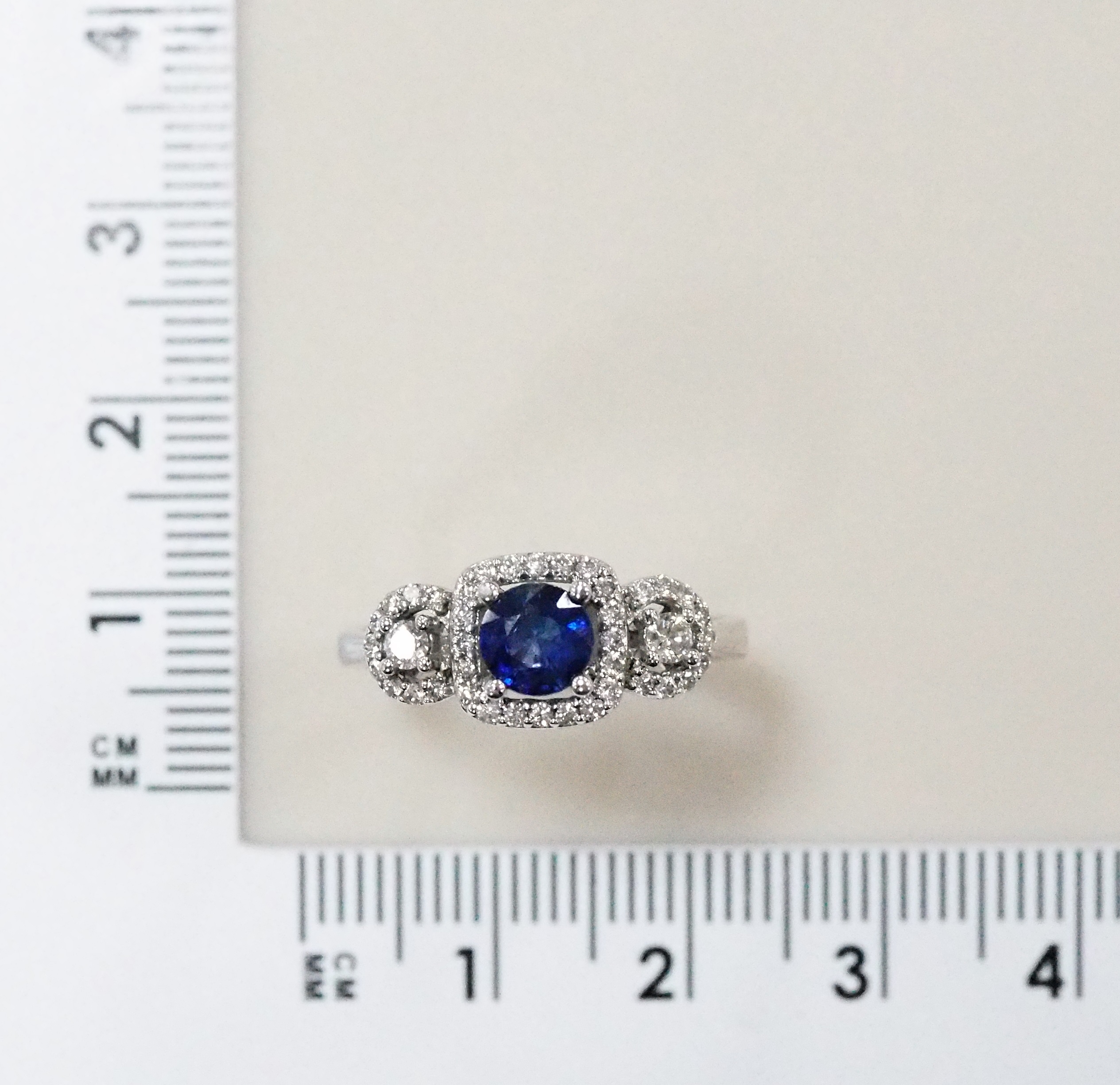 Серебряное кольцо 925 пробы; вставки 1 Агат зеленый; 12 Фианит бесцв.;